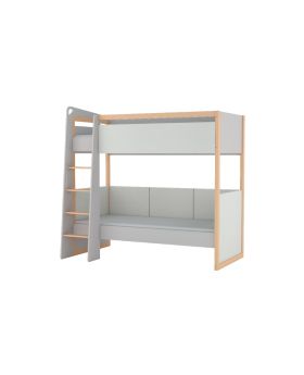 Łóżko piętrowe dla dzieci i młodzieży, wykonane z drewna bukowego, z tapicerowanymi panelami. Widoczne zaokrąglone krawędzie dla bezpieczeństwa, drabinka po lewej stronie z poręczami malowanymi farbą antyalergiczną. Dolna część łóżka z panelami tapicerowa