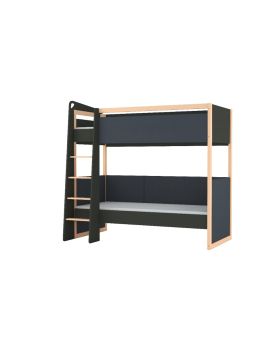 Łóżko piętrowe dla dzieci i młodzieży, wykonane z drewna bukowego, z tapicerowanymi panelami. Widoczne zaokrąglone krawędzie dla bezpieczeństwa, drabinka po lewej stronie z poręczami malowanymi farbą antyalergiczną. Dolna część łóżka z panelami tapicerowa